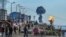 Los palestinos se reúnen en la playa de la ciudad de Gaza en forma de humo y bombardeo después de los ataques aéreos de Israel en respuesta a los cohetes lanzados por militantes palestinos el 4 de mayo de 2019.