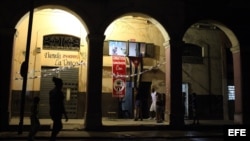 Vecinos conversan en los portales de un edificio en La Habana (Cuba).