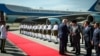 Presidente Trump es recibido por el premier de Malasia Anwat Ibrahim en Kuala Lumpur.