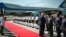 Presidente Trump es recibido por el premier de Malasia Anwat Ibrahim en Kuala Lumpur.