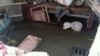 Un apartamento del primer piso permanece inundado de aguas negras. (Foto: Facebook)