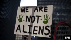 Organizaciones, iglesias, y grupos proinmigrantes marcan por el centro de Chicago, Illinois (EEUU).