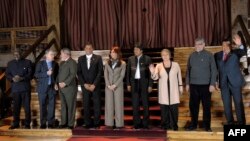 Cumbre de UNASUR en 2009: Surinam (Ronald Venetiaan), Colombia (Uribe), Brasil (Lula), Ecuador (Correa), Argentina (C. Kirchner), Bolivia (Evo Morales), Chile (Bachelet), Paraguay (Lugo) y Venezuela (Chávez).