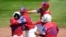 Luis Gurriel (14) abrazado por sus compañeros de equipo Didier Castillo (15), Edgar Torrez y Liusban Sanchez (12) después de que impulsó la carrera final de su victoria 11-1 contra Australia en South Williamsport, Pensilvania, el sábado 19 de agosto de 2023. Foto AP/Tom E. Puskar